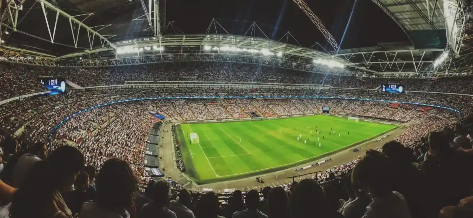 Interface IPTV affichée sur grand écran avec ambiance sport et streaming premium